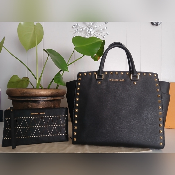 Michael Kors Black Bag With Pouch. - Picture 1 of 10